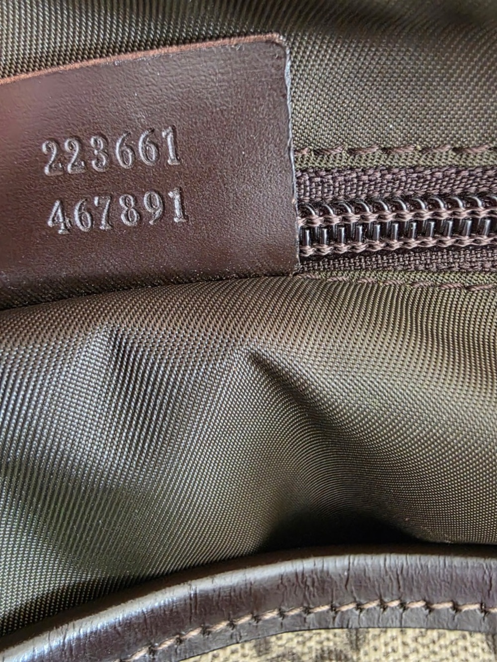 Gucci GG Supreme Interlocking G Crossbody - Picture 8 of 12